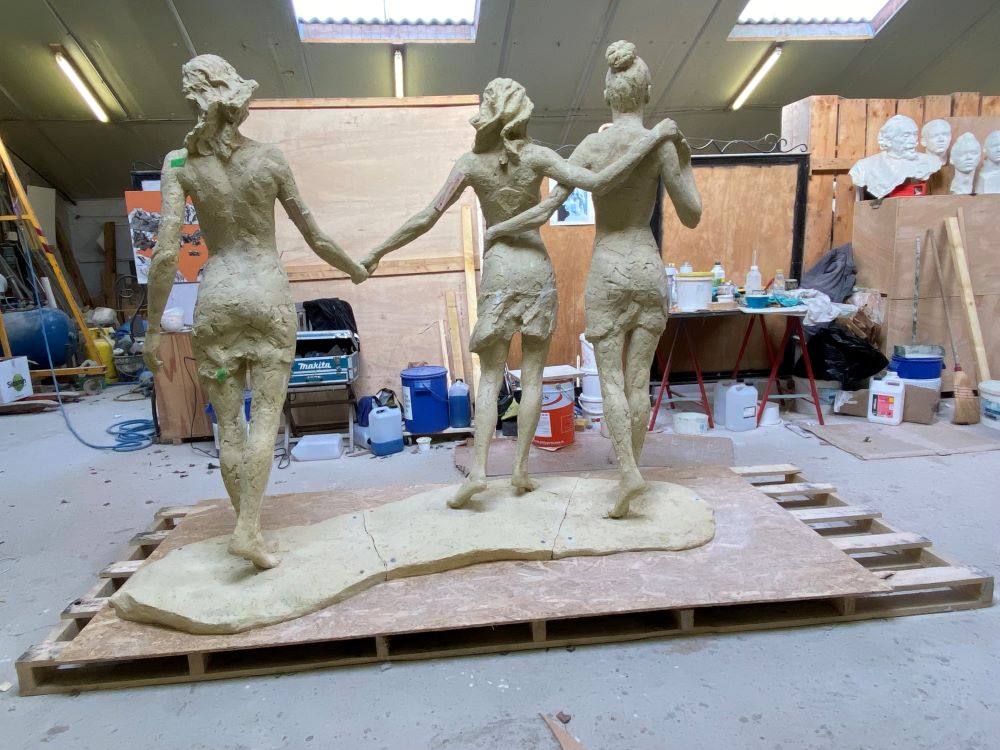 Les trois personnages assemblés de Allégresse Printanière